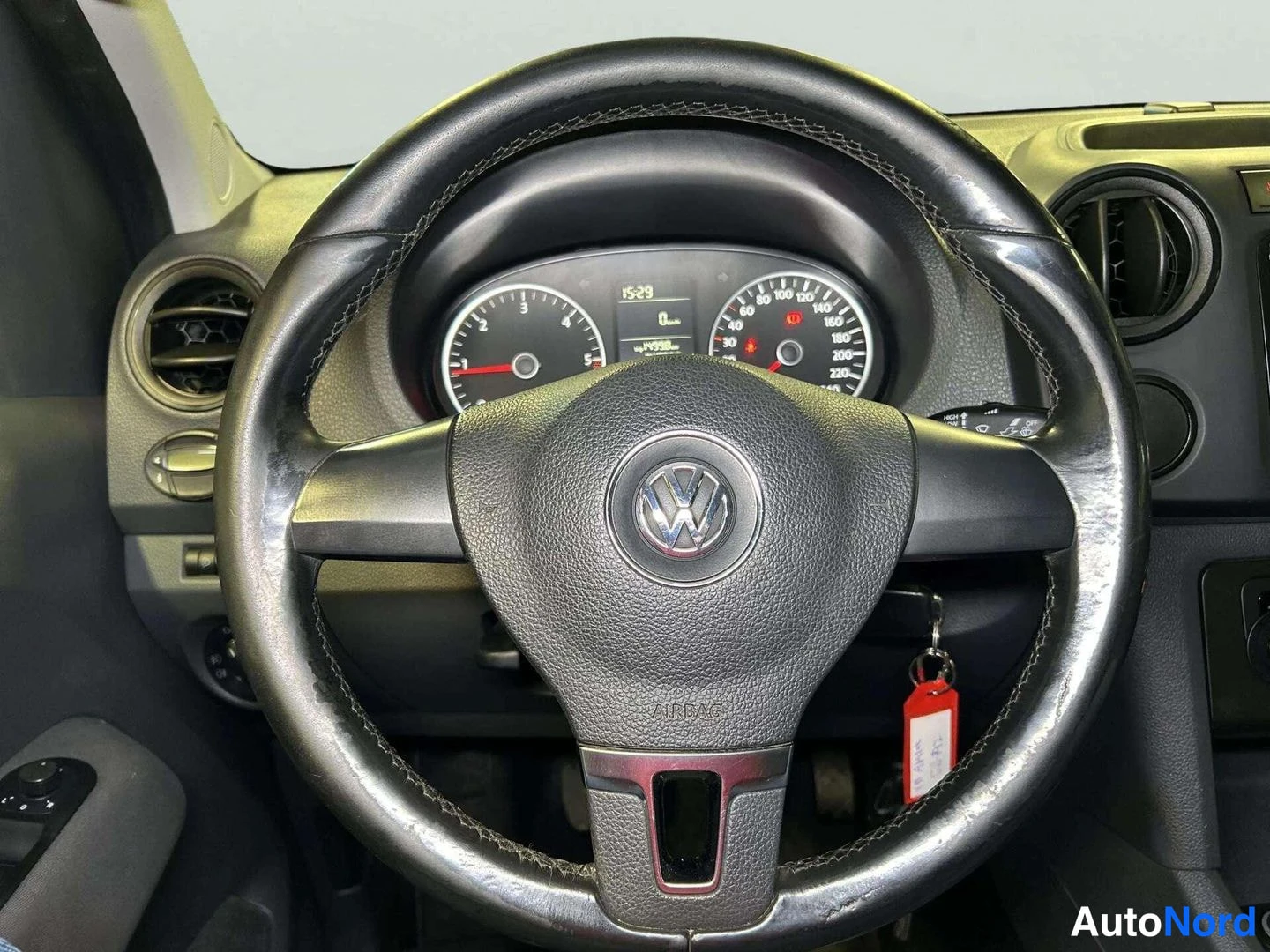 Harmaa Volkswagen Amarok 2011, ohjaamo, kuva 14