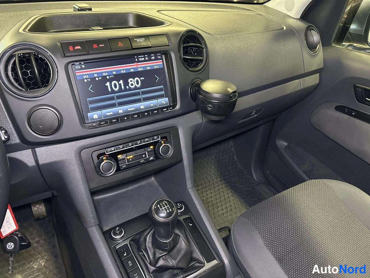 Harmaa Volkswagen Amarok 2011, ohjaamo, kuva 15