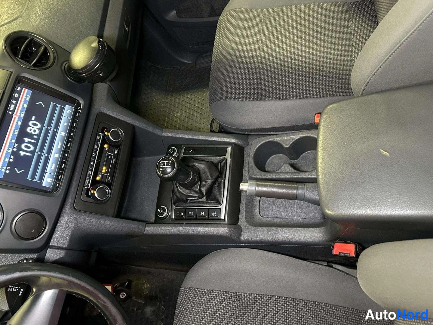 Harmaa Volkswagen Amarok 2011, ohjaamo, kuva 16