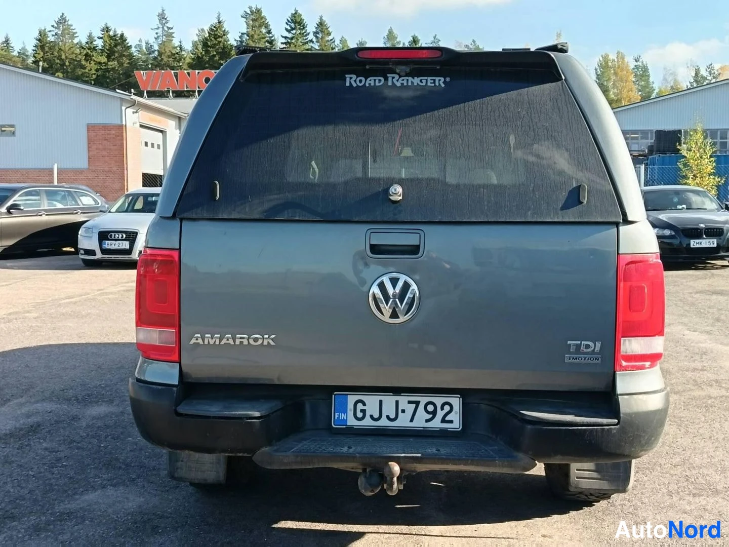 Takaa: Harmaan Volkswagen Amarokin takaosa rekisterillä, AMAROK- ja TDI 4MOTION-tekstit.