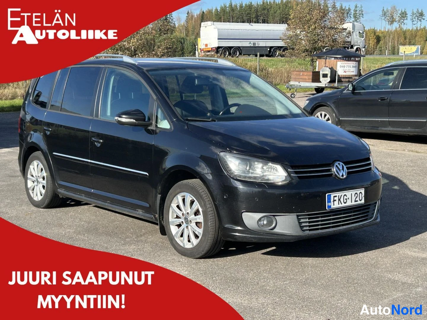 Musta Volkswagen Touran 2011, etuviisto, keula oikealle, kuva 3