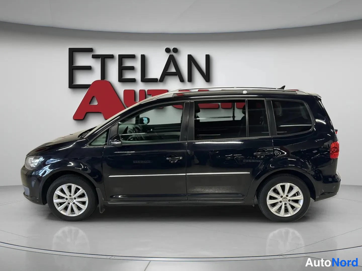 Musta Volkswagen Touran 2011, takaviisto, kuva 5