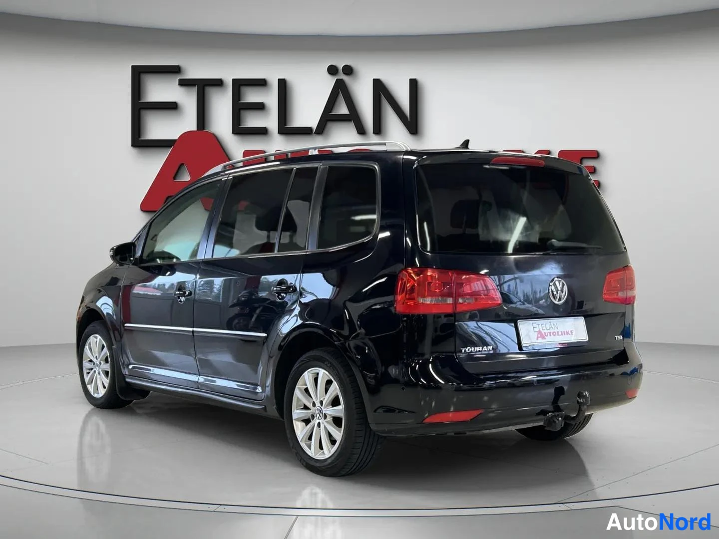 Musta Volkswagen Touran 2011, takaviisto, kuva 6