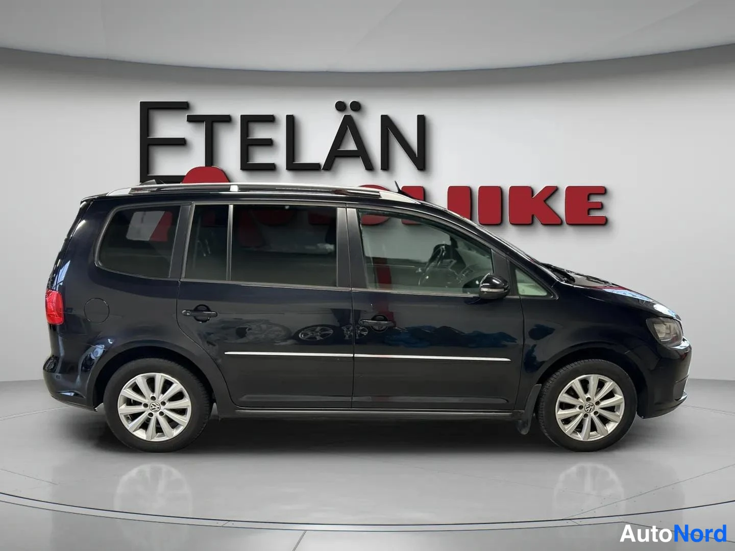 Musta Volkswagen Touran 2011, sivulta, kuva 4