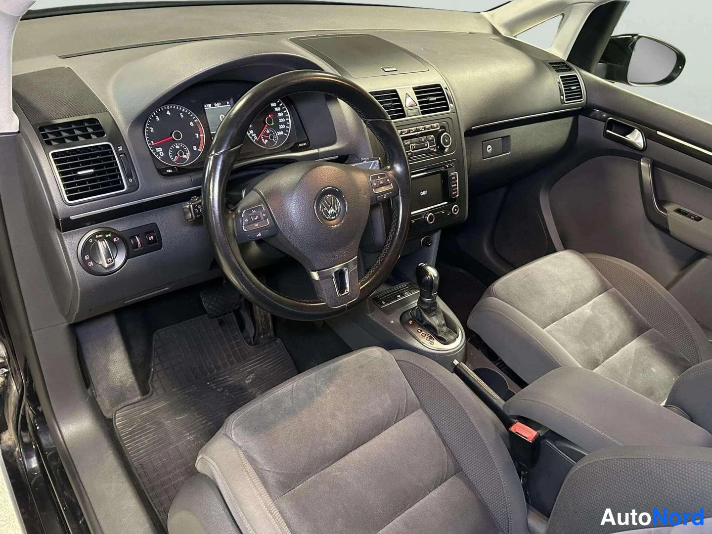 Musta Volkswagen Touran 2011, ohjaamo, kuva 9