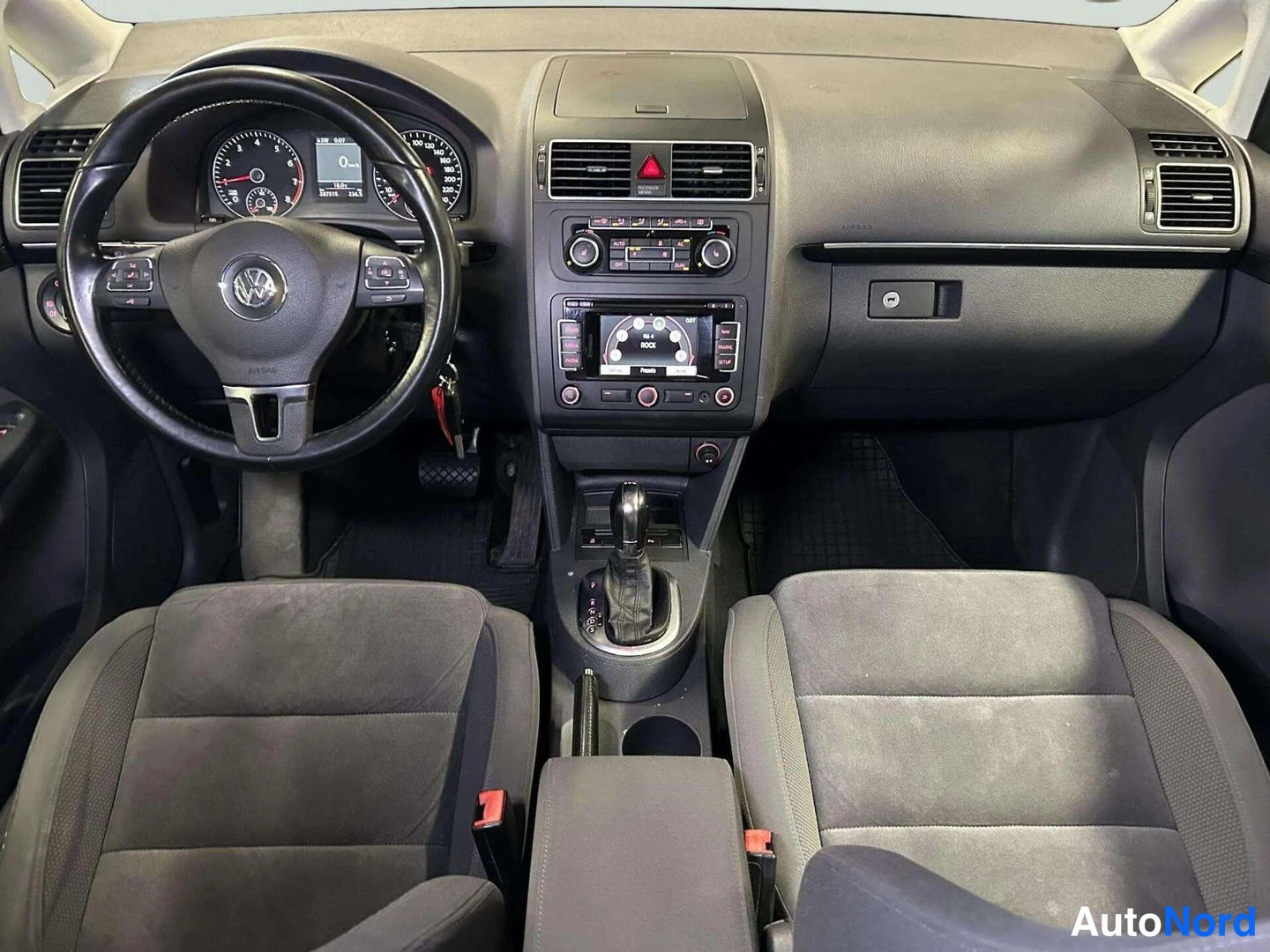 Musta Volkswagen Touran 2011, ohjaamo, kuva 10