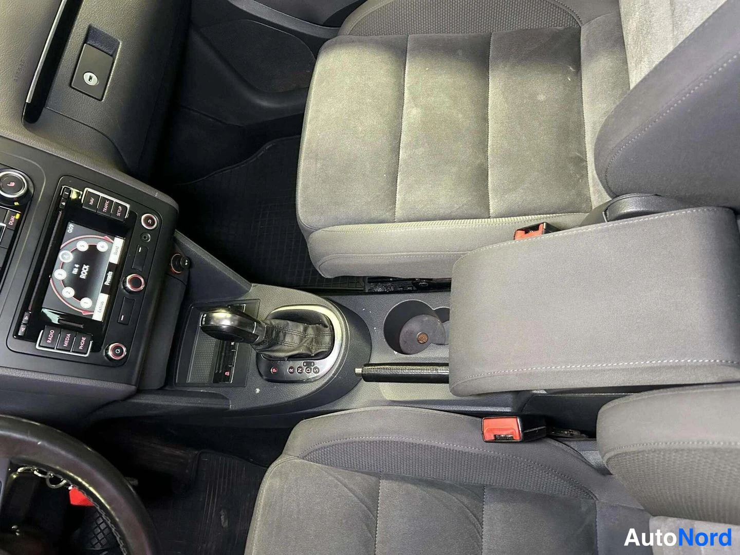 Musta Volkswagen Touran 2011, ohjaamo, kuva 15
