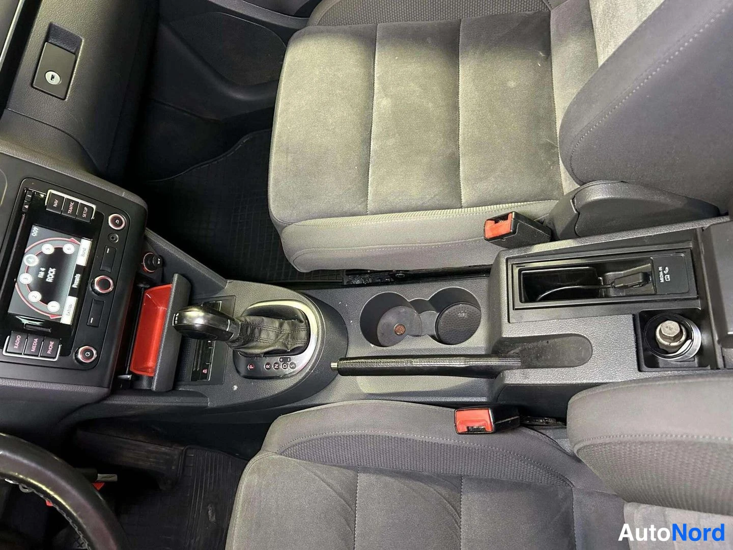 Musta Volkswagen Touran 2011, ohjaamo, kuva 16