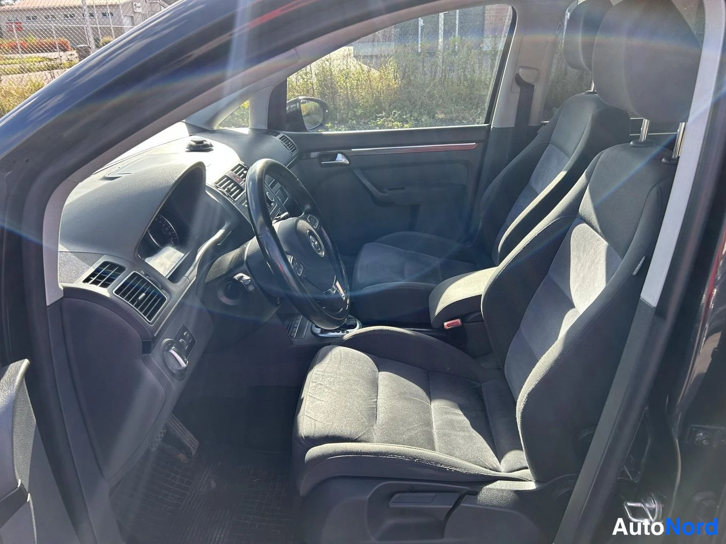 Musta Volkswagen Touran 2011, etuviisto, keula vasemmalle, kuva 2