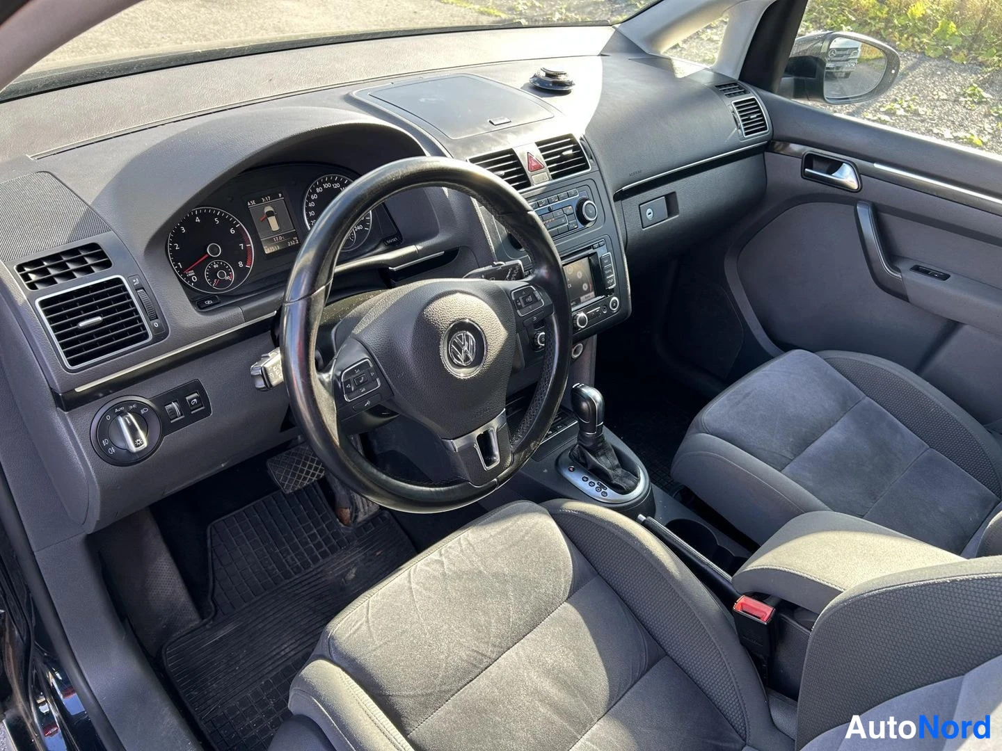 Musta Volkswagen Touran 2011, kuva 7