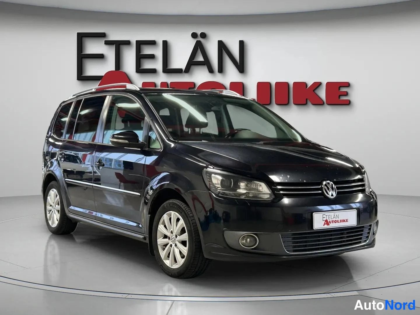 Musta Volkswagen Touran 2011, etuviisto, keula oikealle, kuva 2