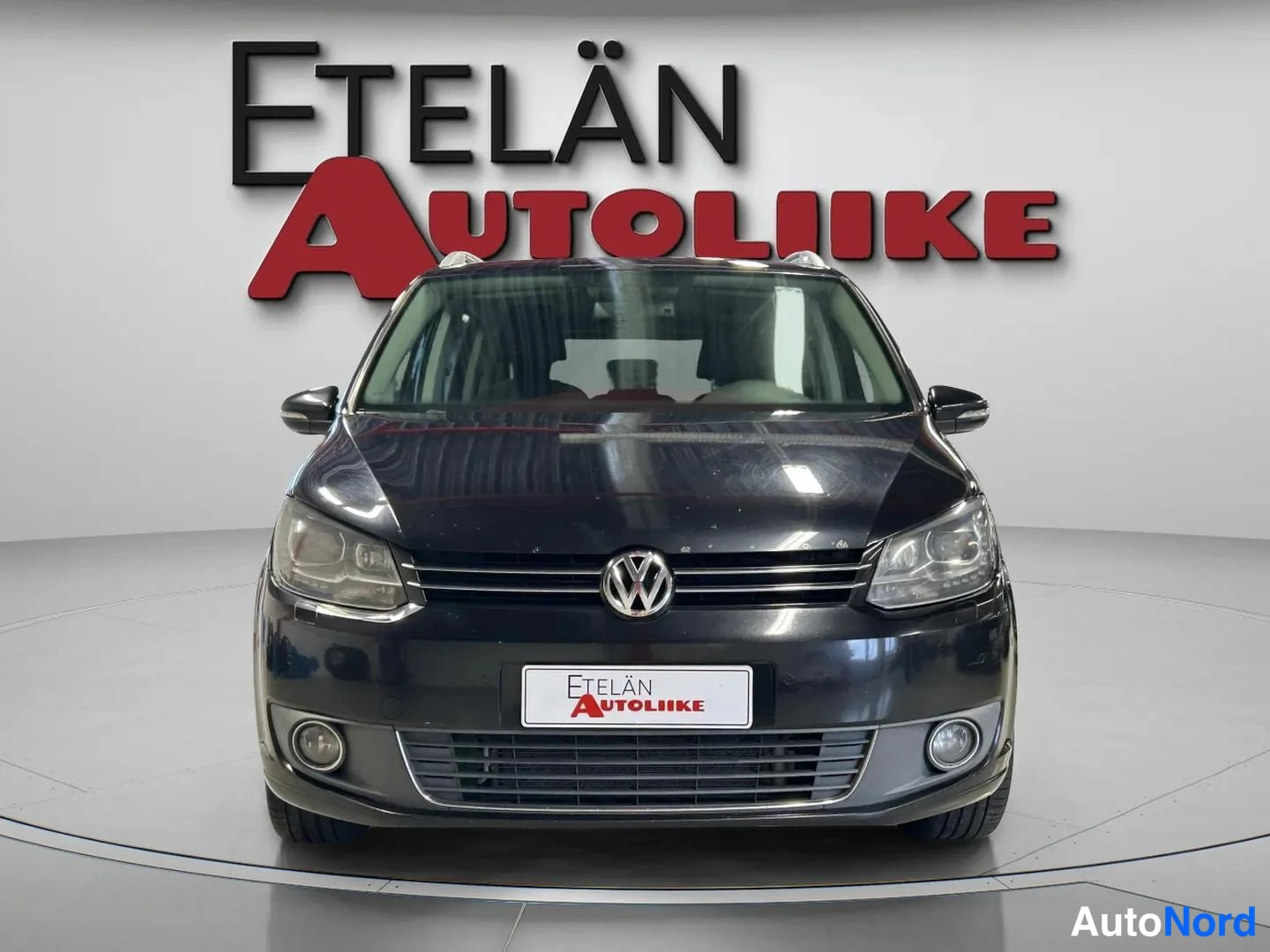Musta Volkswagen Touran 2011, edestä, kuva 3