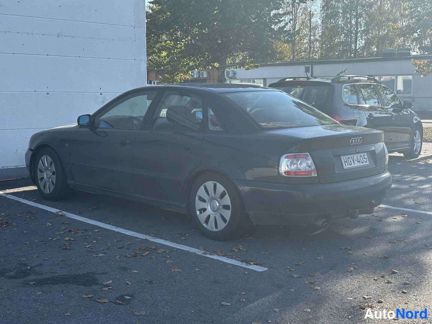 Takaviisto: Mustan sininen Audi A4 -sedan takakulmasta vasemmalta kuvattuna, rekisteritunnus.