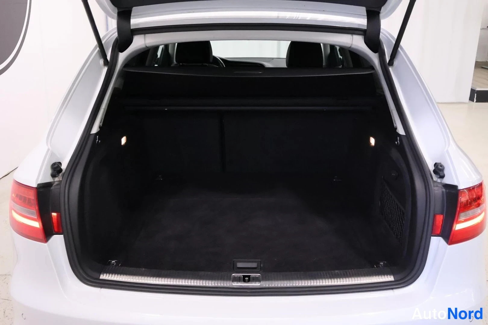 Valkoinen Audi A4 Avant 2015, tavaratila, kuva 17