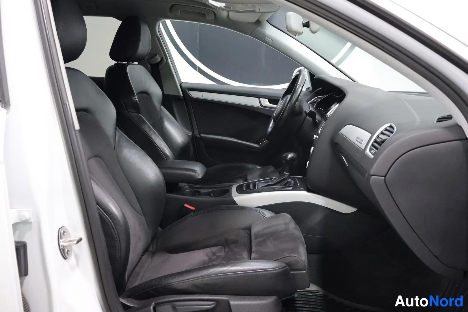 Valkoinen Audi A4 Avant 2015, ohjaamo, kuva 12