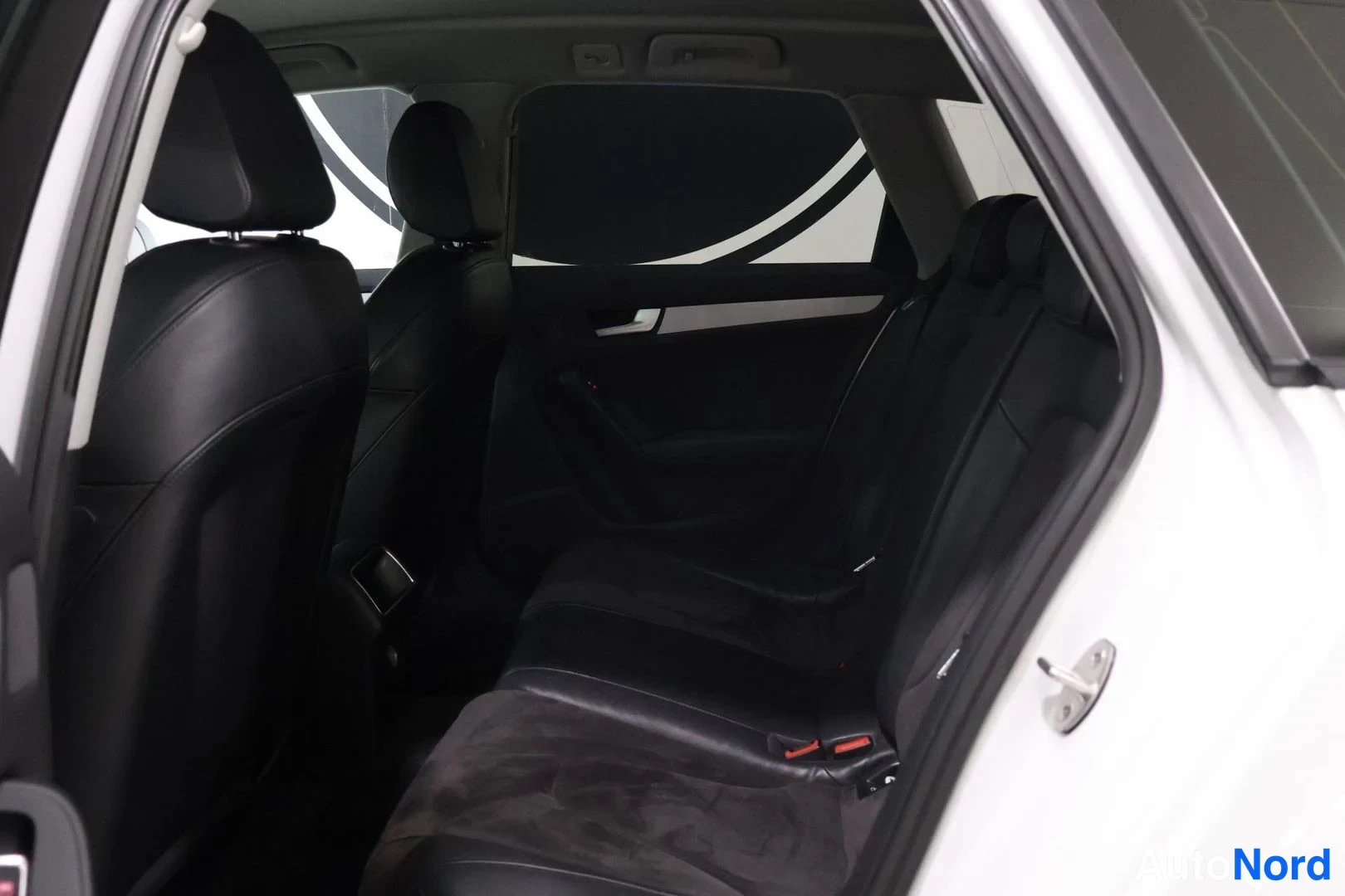 Valkoinen Audi A4 Avant 2015, takaistuimet, kuva 15