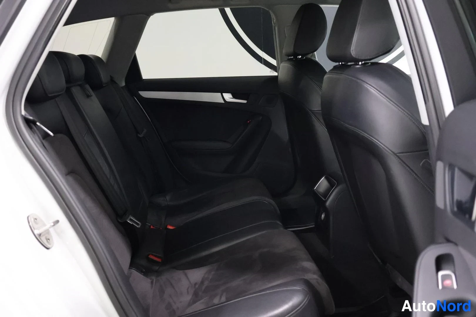 Valkoinen Audi A4 Avant 2015, takaistuimet, kuva 16