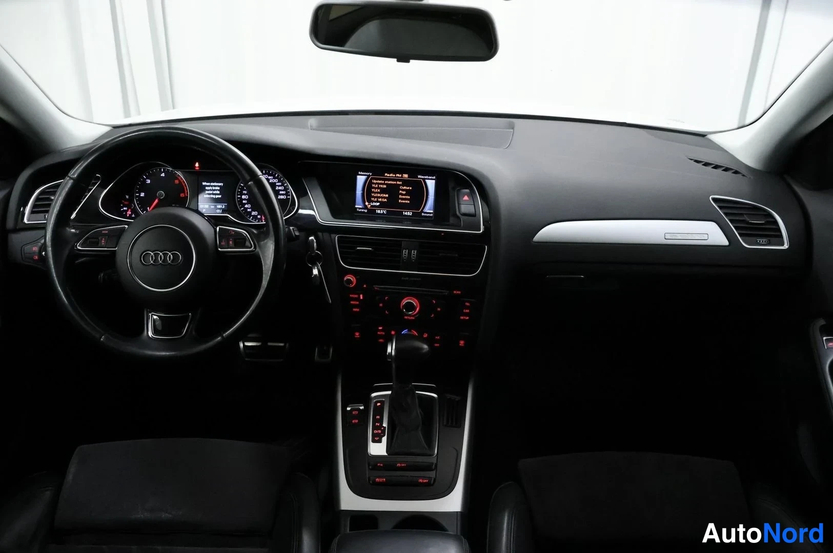 Valkoinen Audi A4 Avant 2015, ohjaamo, kuva 13