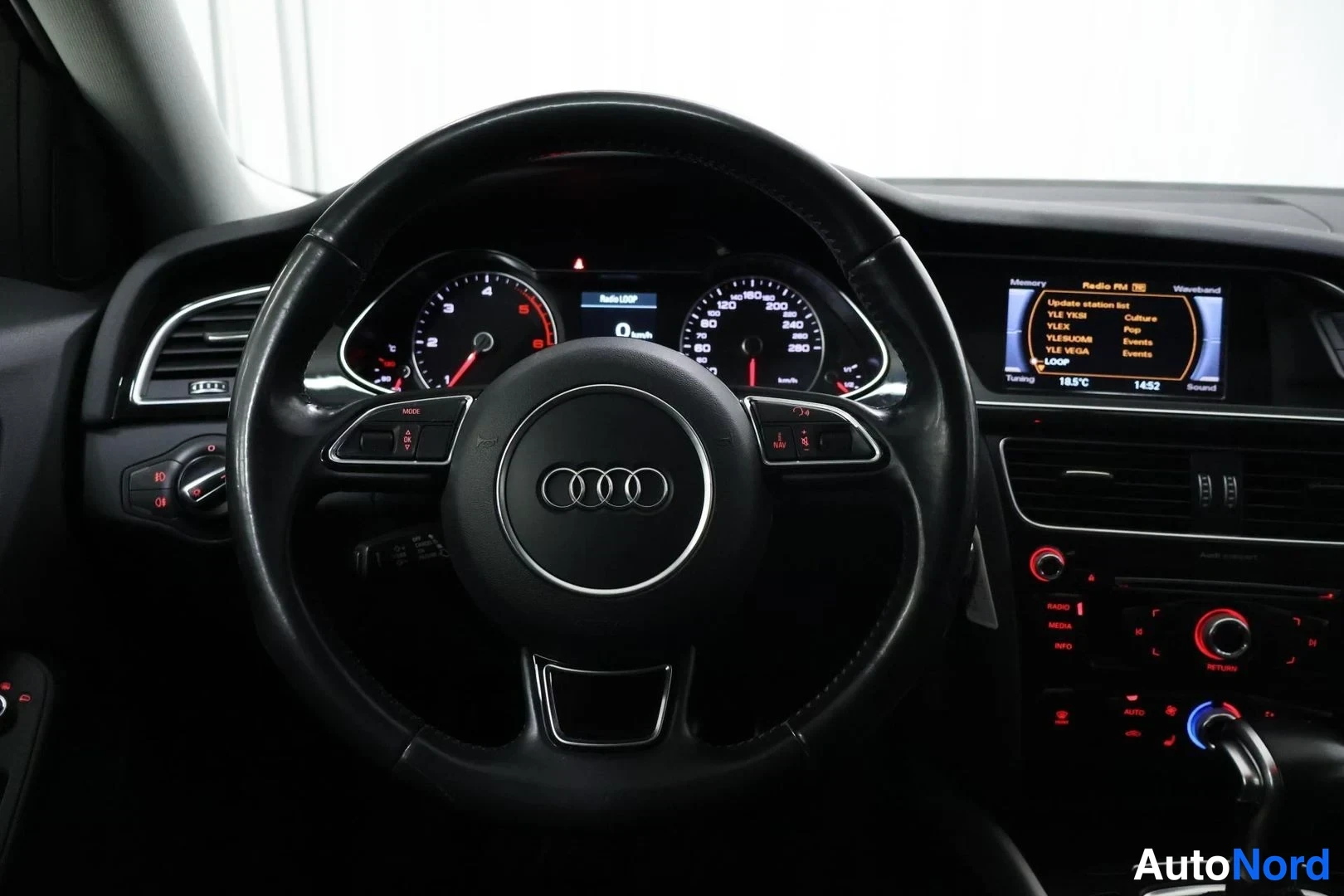 Valkoinen Audi A4 Avant 2015, ohjaamo, kuva 14