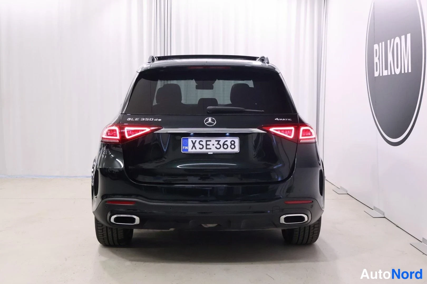 Takaa: Takaa kuvattu Mercedes-Benz GLE 350 de 4MATIC 2023, mustavalkoinen studio kuva, näkyy takavalo, rekisterikilpi, GLE 350 de-merkintä, 4MATIC-merkintä, kaksoispak
