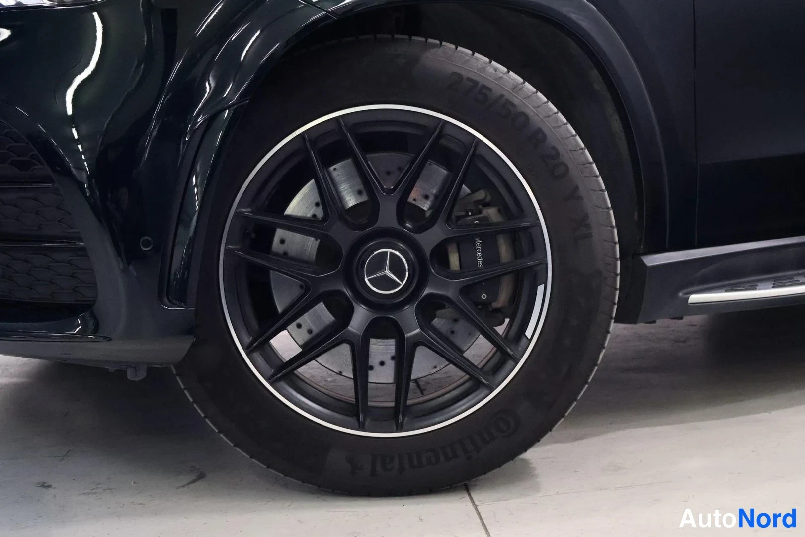 Yksityiskohta: Musta alumiinivanne 275/50 R 20 Continental-ponnistuksella Mercedes-Benz GLE:n oikeassa etupyörässä.