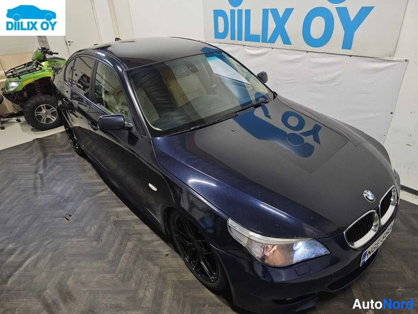Sininen BMW 520i 2005, etuviisto, keula oikealle, kuva 6