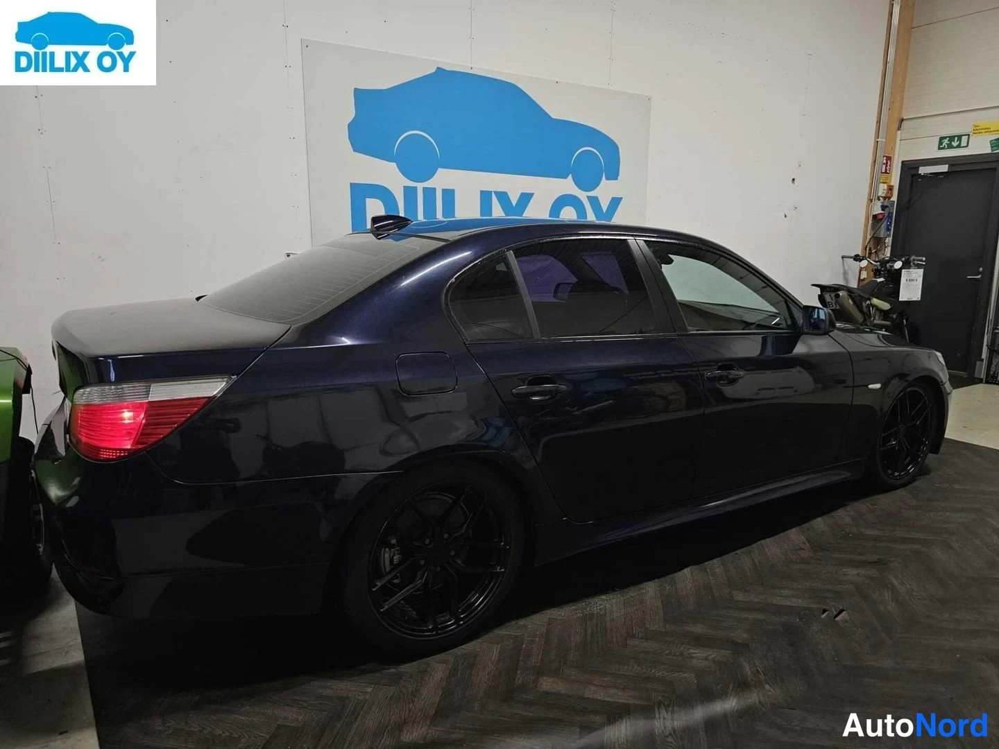 Sininen BMW 520i 2005, takaviisto, kuva 7