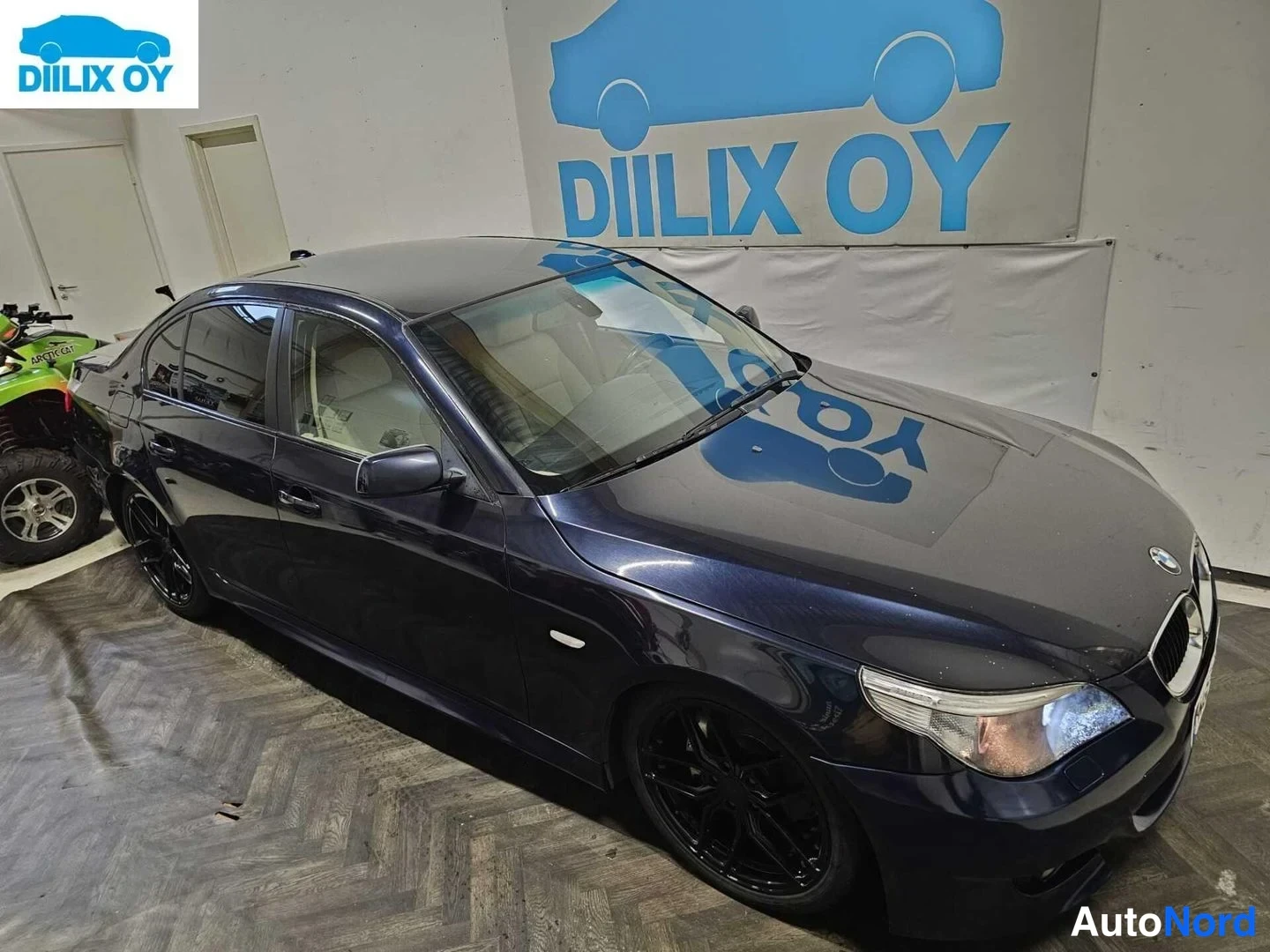 Sininen BMW 520i 2005, etuviisto, keula oikealle, kuva 2