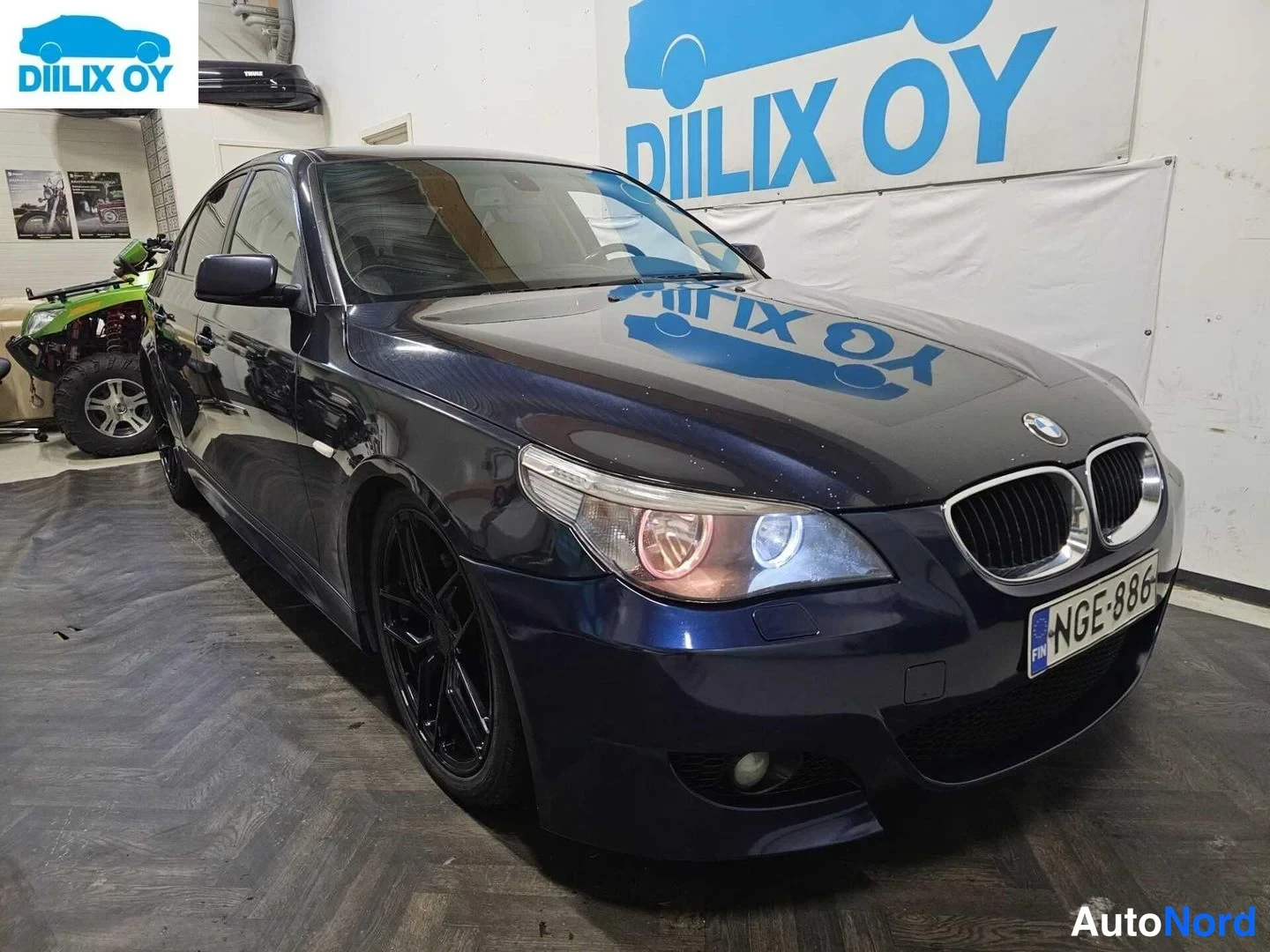 Sininen BMW 520i 2005, etuviisto, keula oikealle, kuva 3