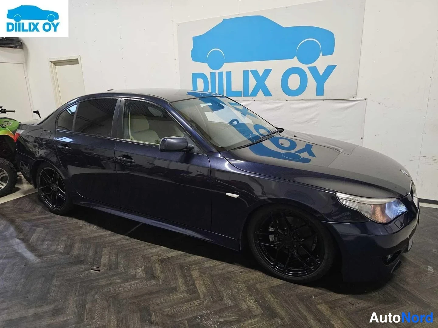 Sininen BMW 520i 2005, etuviisto, keula oikealle, kuva 4