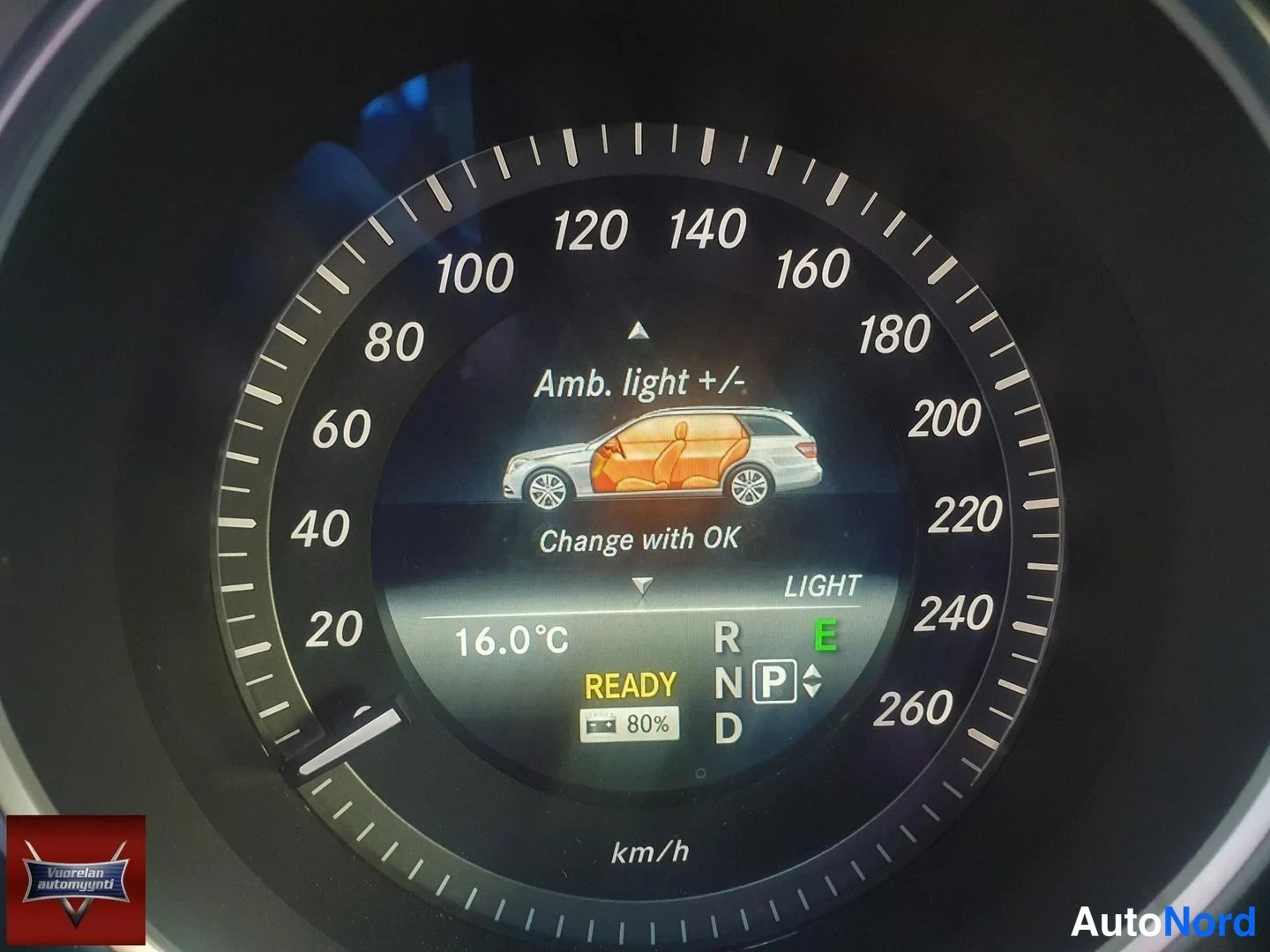 Muu: Mercedes-Benzin mittariston nopeusmittari, näytössä Amb. light +/- -valikko, 16,0 °C, READY-merkintä ja P-valinta.