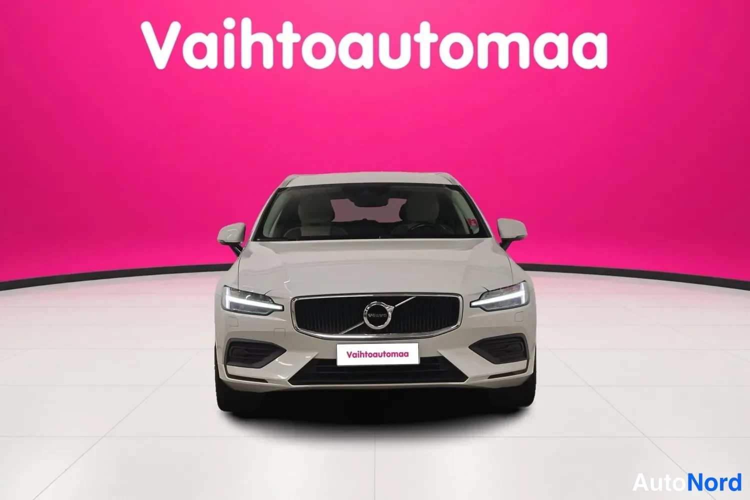 Edestä: Volvo V60 -farmariauto suoraan edestäpäin, etusälekori ja ajovalot näkyvissä