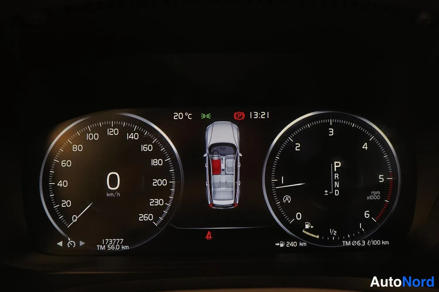 Yksityiskohta: Volvo:n digitaalinen mittaristo näyttää pysäköintitilan (P), nollanopeuden, 173773 kilometrin matkamittarin ja 56,0 km ajotieto-odometrin.