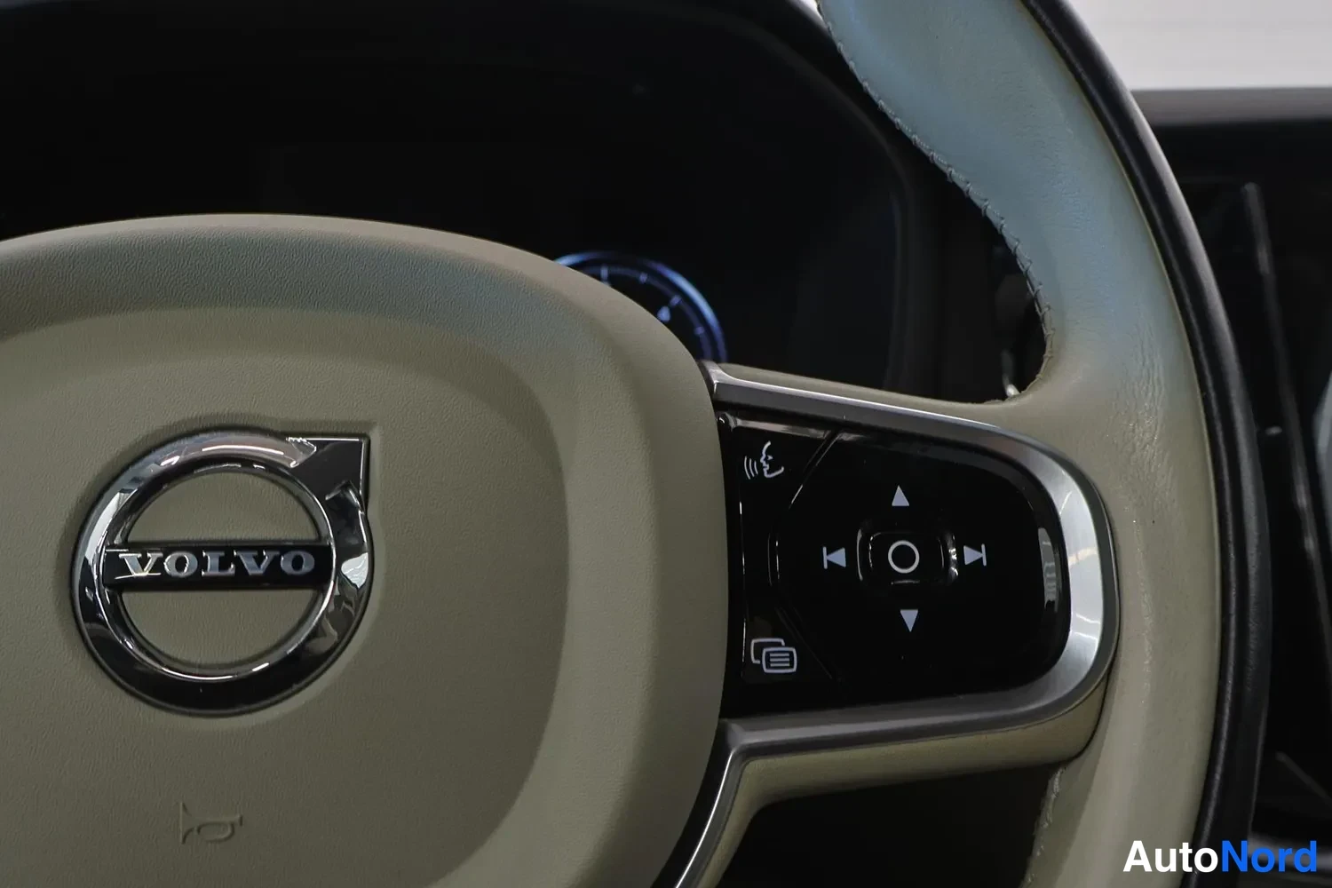 Yksityiskohta: Volvo-logolla varustettu ohjauspyörä ja pyörän vasemman palkin pikanäppäimet.