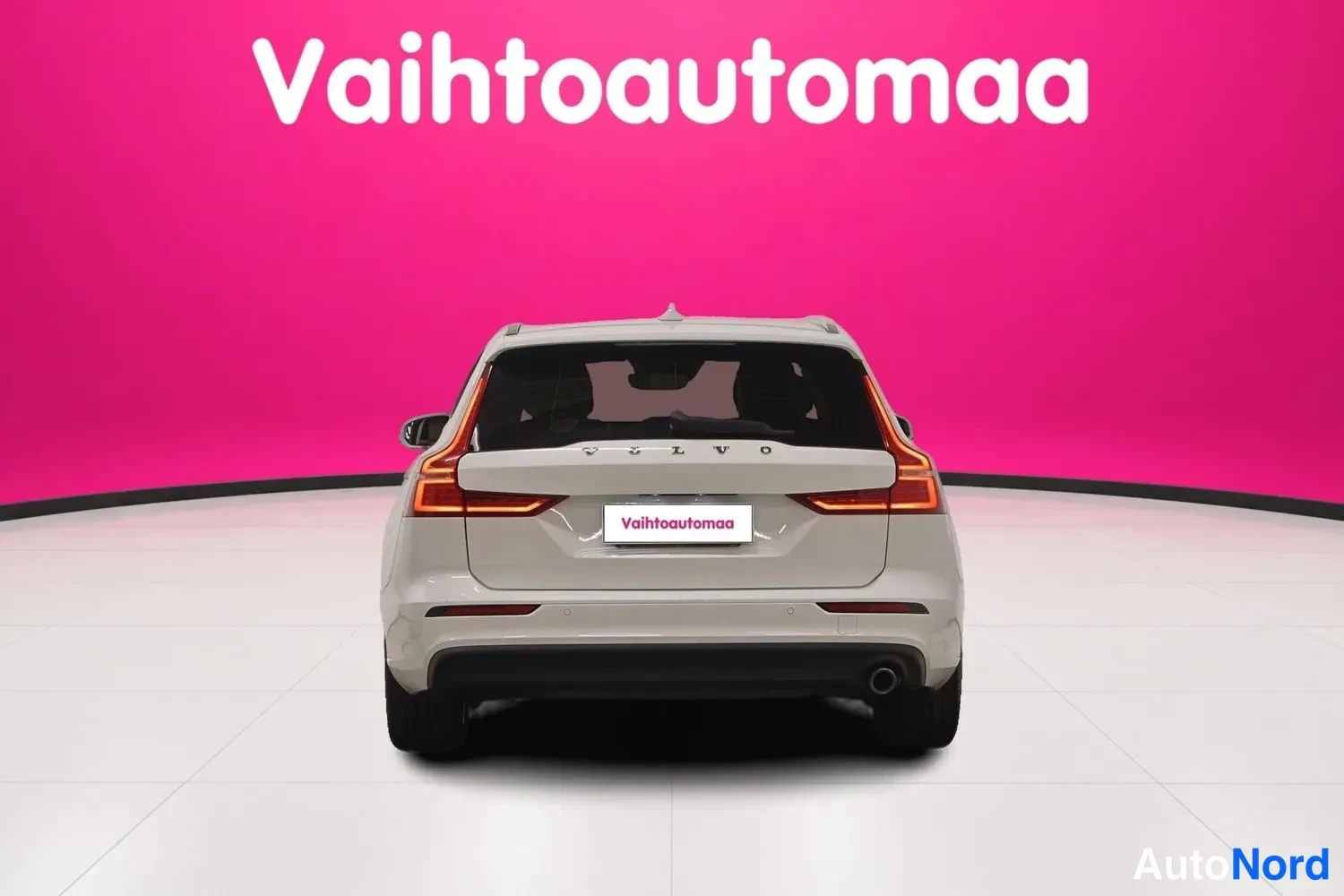 Takaa: Valkoinen farmariauto suoraan takaa kuvattuna, näkyvissä takavalojen neljä osaa.