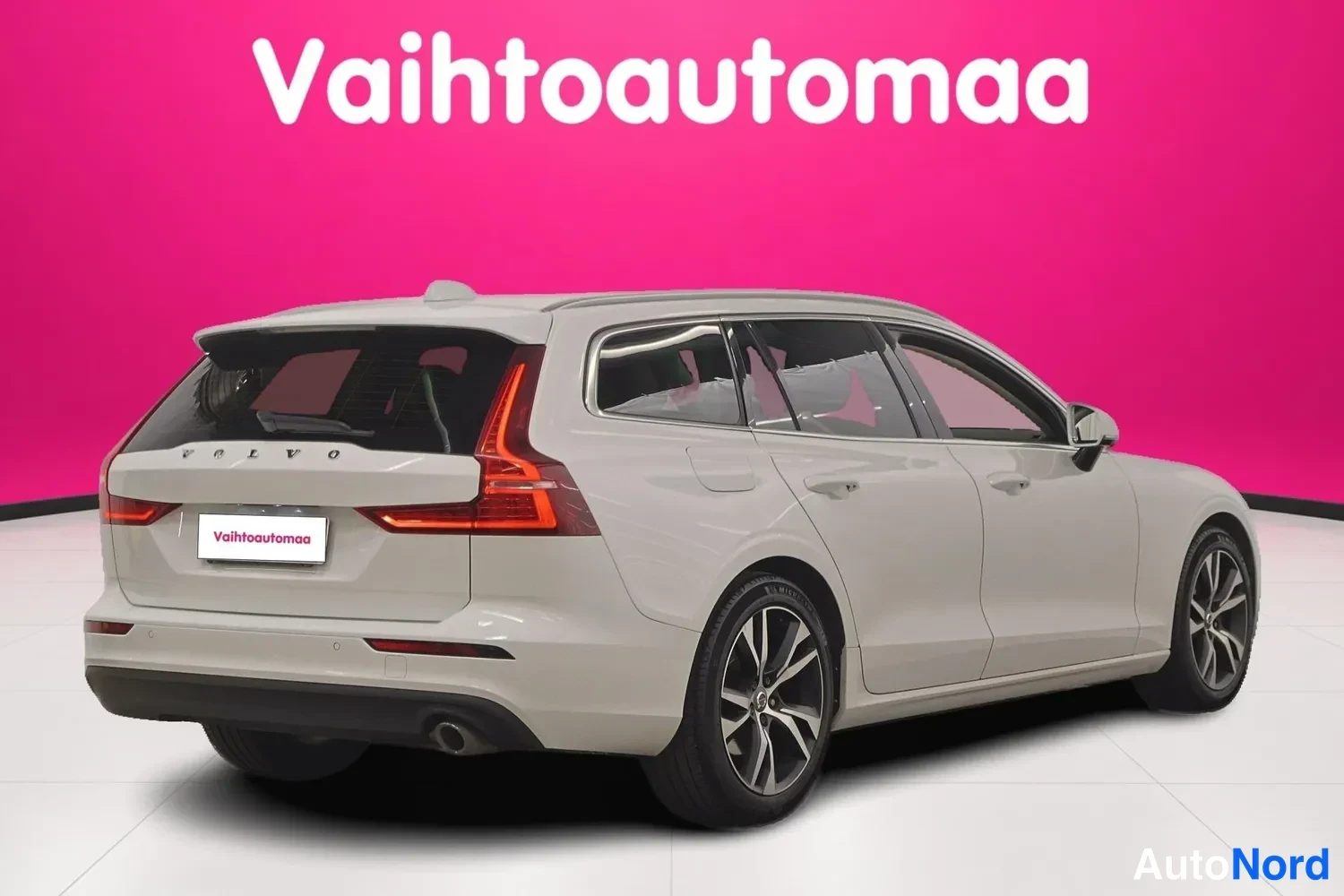 Takaviisto: Valkoinen farmariauto takaa-vinosta kuvattuna, vasen kylki ja takamoottori runko näkyvät.