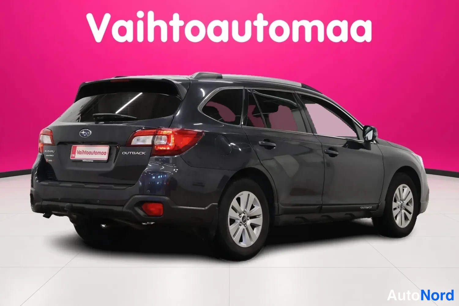 Takaviisto: Taka-kulmanäkymä Subaru Outbackista: takakori, OUTBACK-teksti ja kyljet näkyvät tummansinisellä autolla.