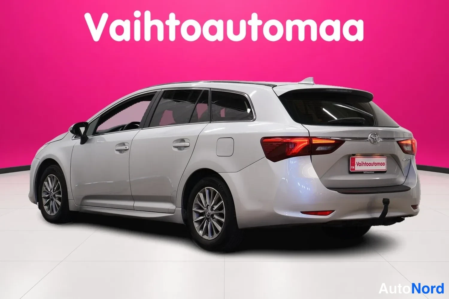 Takaviisto: Toyota Avensis Touring Sports -farmarin takakolmasosa: takavalojen alaosat, rekisterikilpi ja köysi- eli hinauslukko takapuskurissa näkyvät, auton vasen sivu ku