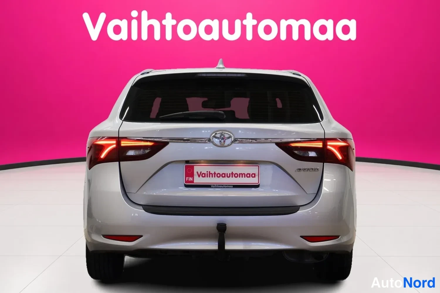 Takaa: Auton takaosa suoraan takaa; korin väri hopeanvalkoinen, Toyota-merkki ja avail-teksti puskurissa.
