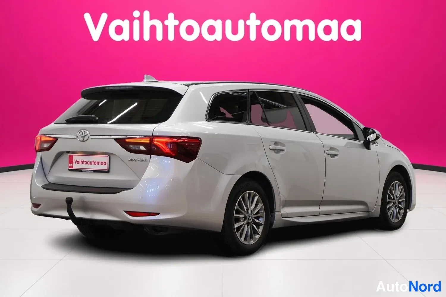 Takaviisto: Farmarimallinen auto koko auton laajakuvassa takaa- ja sivusuunnasta; hopeanvalkoinen kori, tummat ikkunat.