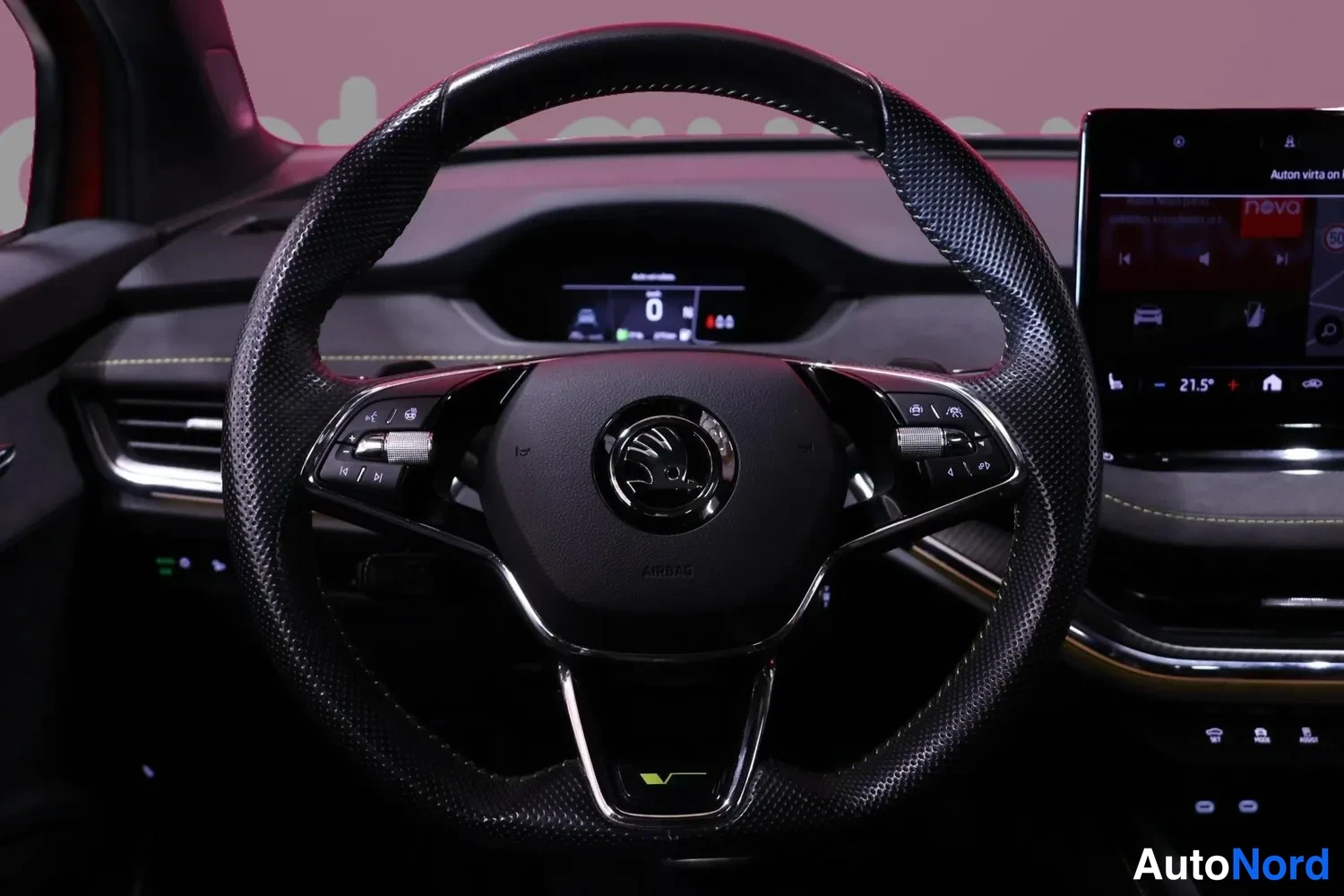 Muu: Ohjaamosta kuva: Škoda-mittari, punatikki ohjauspyörä, infotainment-näyttö ja digitaalinen mittaristo.