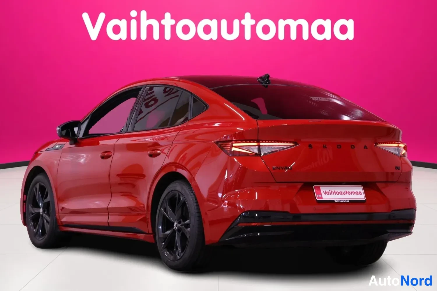 Takaviisto: Punainen henkilöauto taka viistosta, takavalot ja ovet näkyvät; SKODA-teksti takaluukussa.