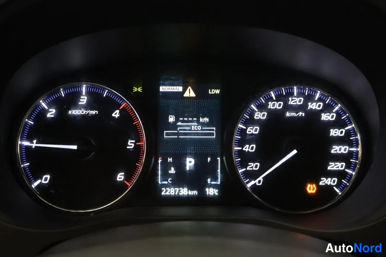 Muu: Mittaristö: nopeusmittari 0–240 km/h, kierrosmittari 0–6 x1000r/min ja keskinäyttö, jossa P-asetelma, 228738 km ja 18 °C.
