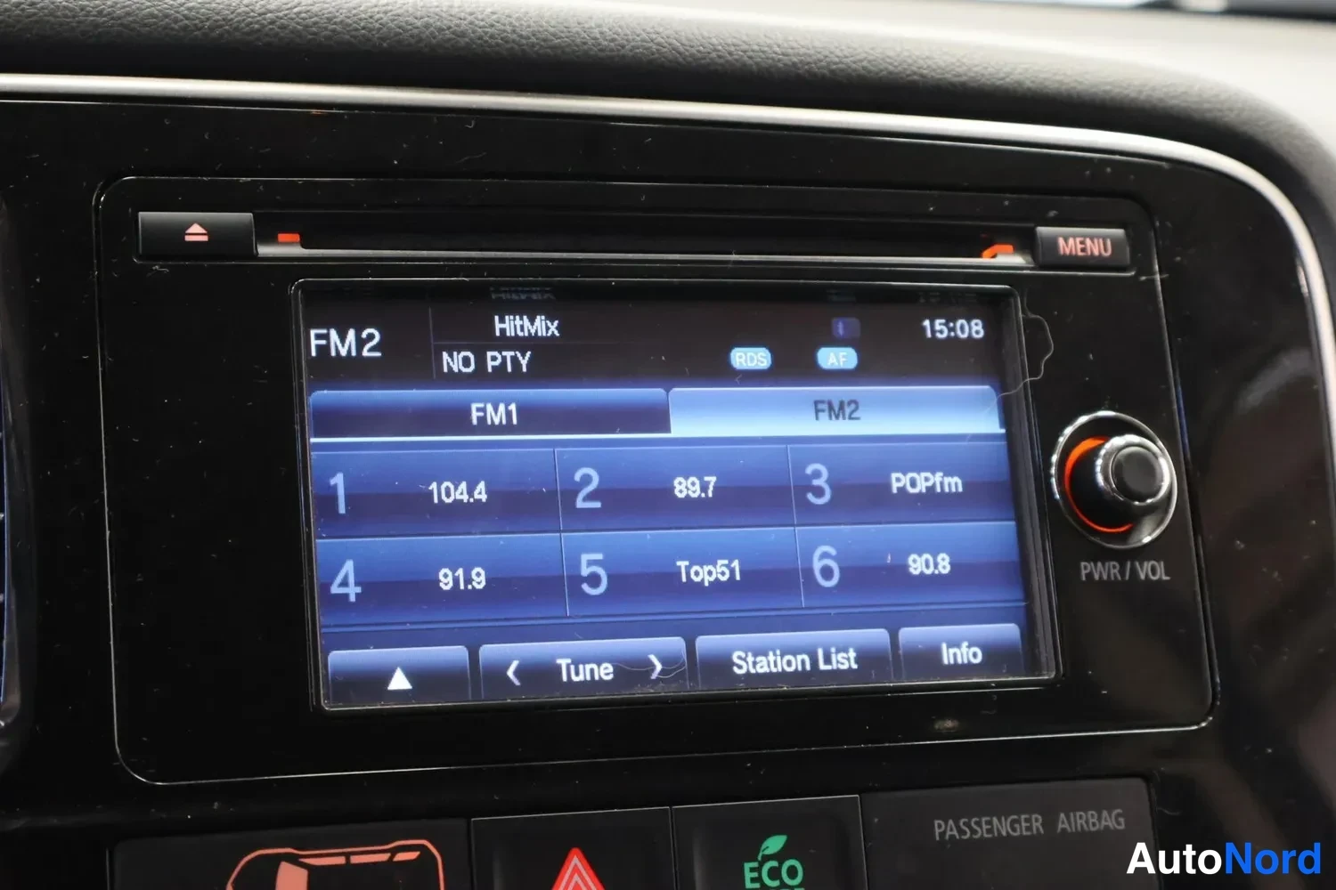 Muu: Autoradion näyttö FM2-kanavalla, HitMix, kello 15:08; esiasetukset 104.4, 89.7, POPfm, 91.9, Top51, 80.8; alareunassa ECO- ja PASSENGER AIRBAG-merkinnät.