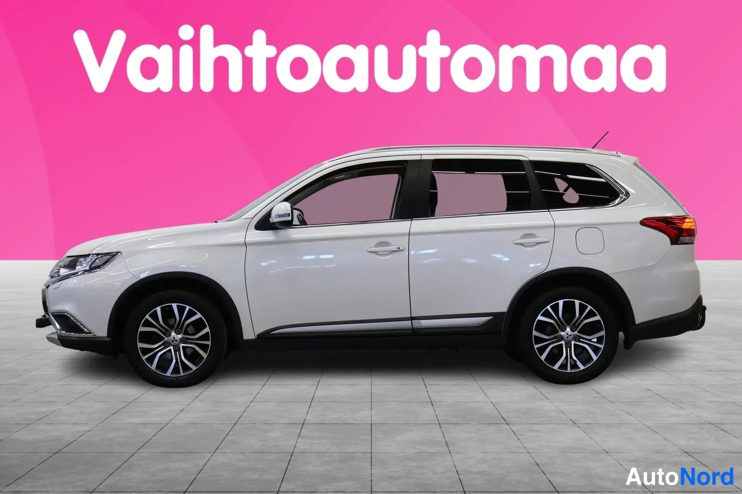 Sivulta: Valkoisen Mitsubishi Outlanderin kylkinäkymä, molemmat sivurekkenkyt näkyvät.