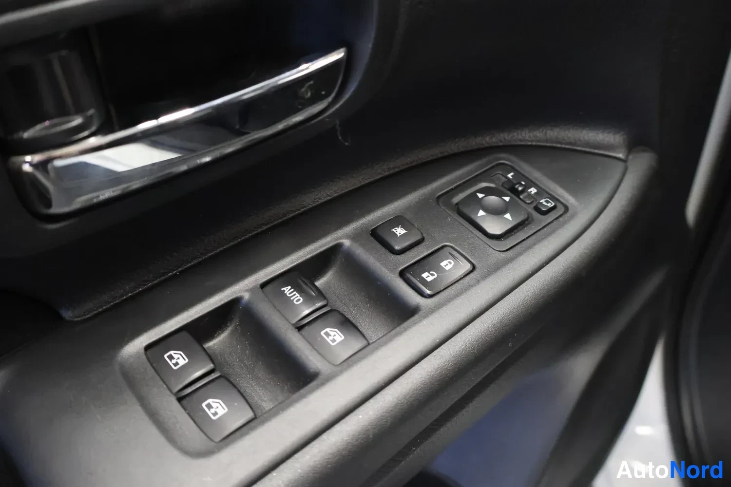 Muu: Oven sisäpaneelin ikkunanostimien ja peilinsäätimen painikkeet, joissa teksti AUTO ja L/R-merkinnät.