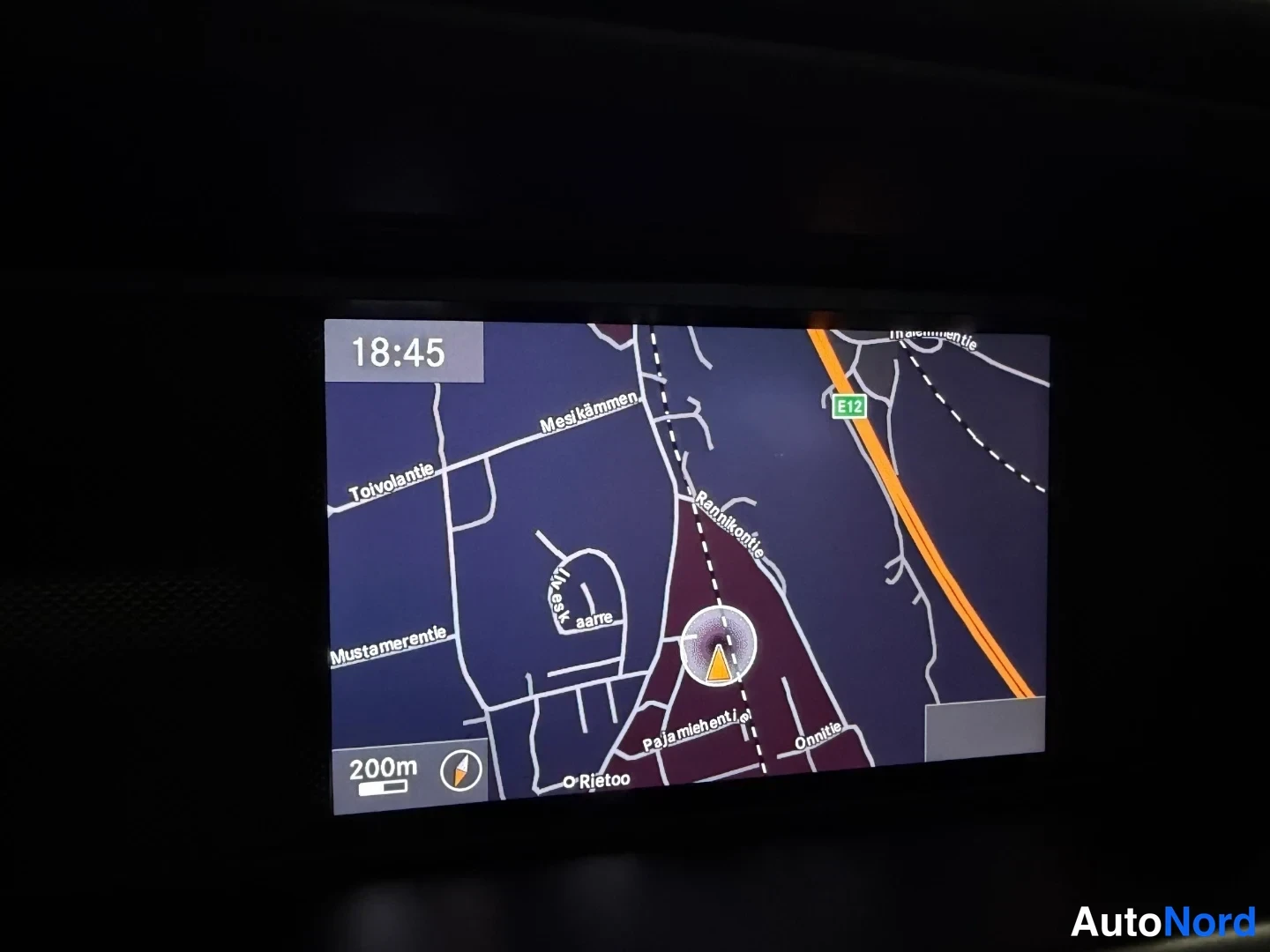 Muu: Autoradion navigaattorin karttanäkymä, kellonaika 18:45, reittietäisyys 200 m.