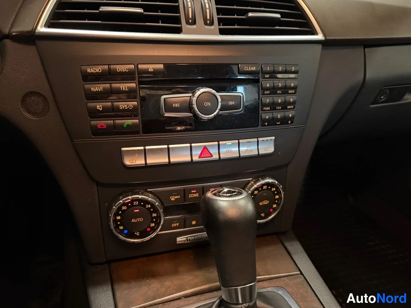Muu: Keskikonsoli: radio- ja navigointipainikkeet (RADIO, DISC, NAVI, TEL), automaattinen ilmastointi (AUTO) ja automaattivaihteen valitsin.