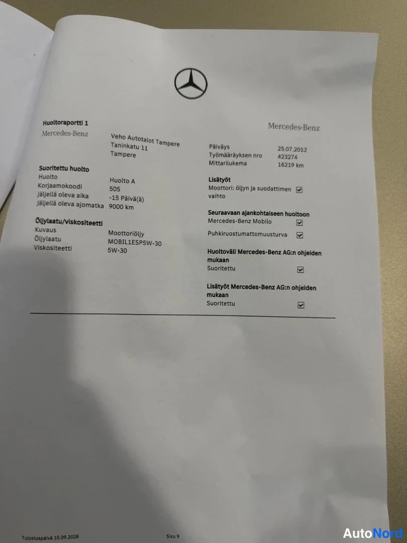 Muu: Huoltoraportti 1 -asiakirja, jossa Mercedes-Benz-tähti, huoltotiedot, öljylaji MOBILES P 5W-30 ja mittarilukema 16219 km päiväys 28.07.2012.