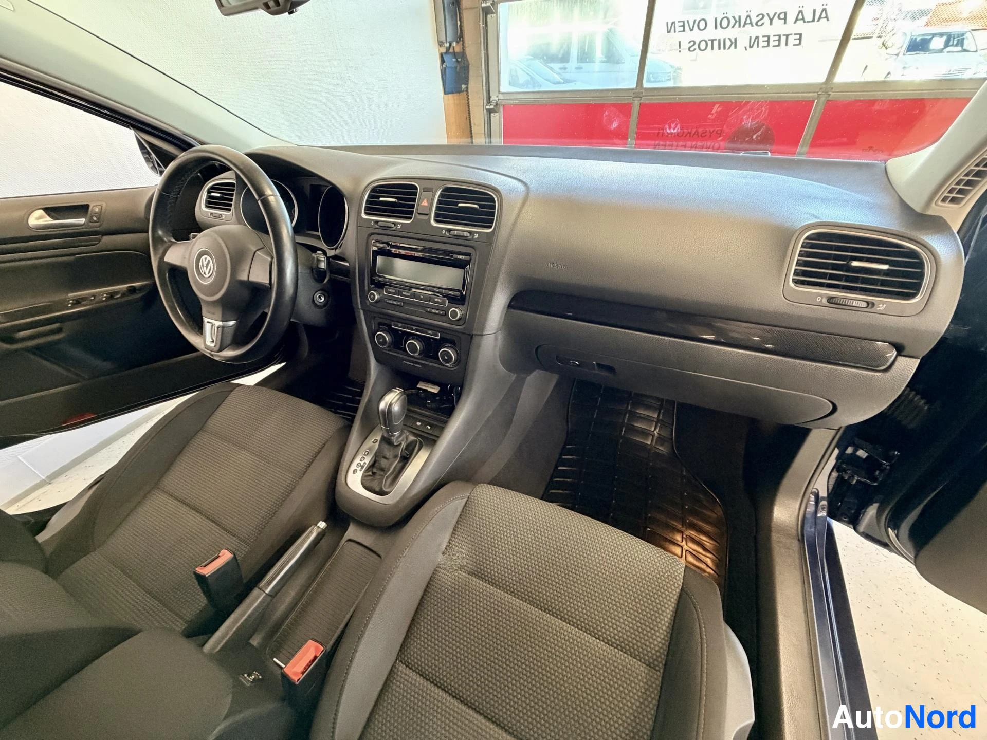 Sininen Volkswagen Golf 2011, edestä, kuva 5
